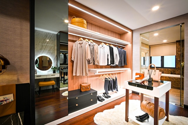 Store Your Expensive Wardrobe in an Italian Walk-in Closet